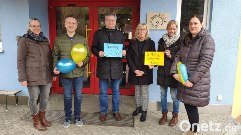 Über den Erfolg des Kuchenbasars und des eingenommenen Geldes für ukrainische Kriegsflüchtlinge freuten sich (von links) die beiden Elternbeiräte Sabine Xeller und Simon Hauck, Rotary-Präsident Karlhermann Schötz, Kindergartenleiterin Annett Rodehau und die Elternbeiräte Gloria Pietta und Annett Böhme. Bild: Pietta/exb