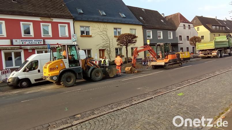 Die Arbeiten an der Wasserleitung im Markt laufen. Man liege im Zeitplan, heißt es aus der Stadtverwaltung. Bild: fpoz