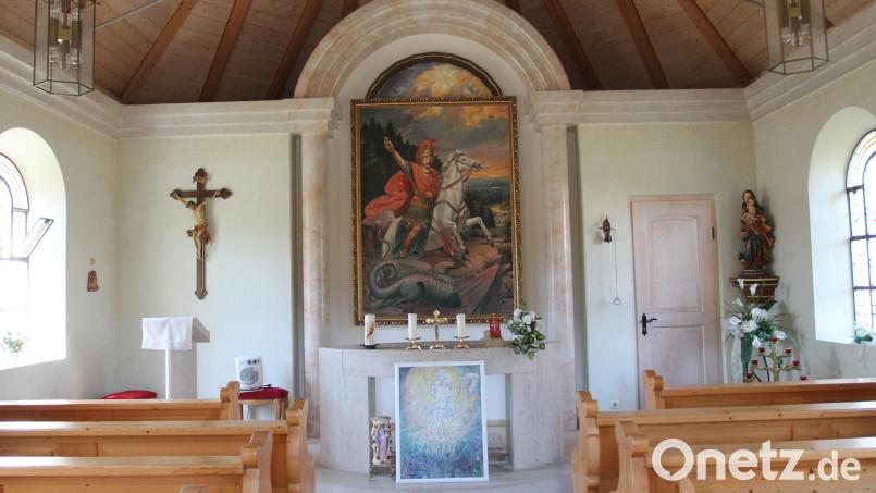In der Dorfkapelle St. Georg besticht vor allem das Altarbild von Reinhold Schultes. Es zeigt den heiligen Georg. Bild: pi