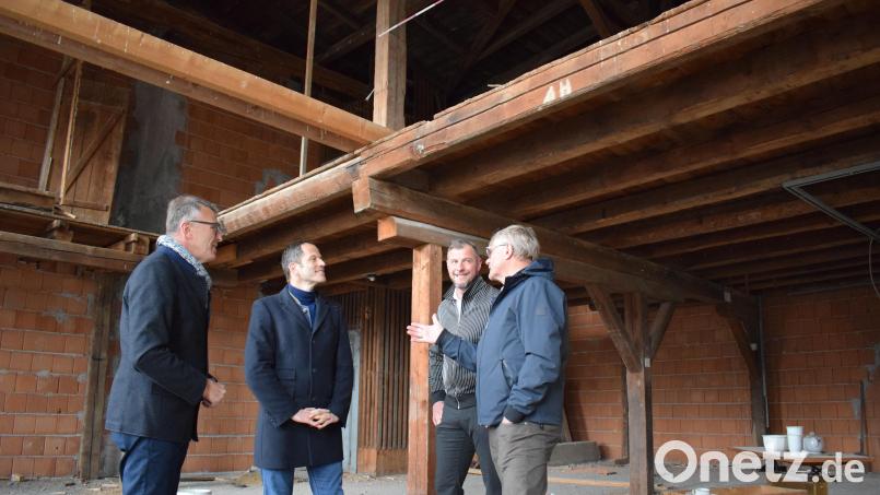 Bundestagsabgeordneter Albert Rupprecht (Zweiter von links) interessierte sich für die aktuellen Baustellen der Stadt Tirschenreuth. Bürgermeister Franz Stahl (links) führte ihn durch den Schelsturm, der ab Mai zum DAV-Kletterzentrum umgebaut wird. Bild: szl