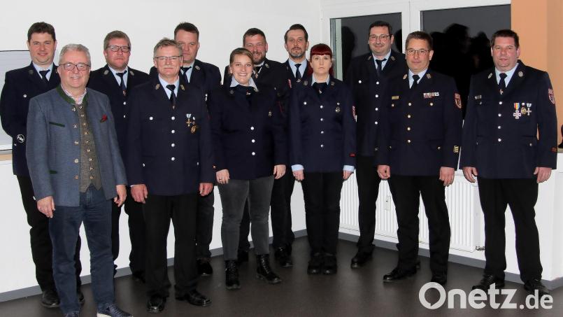 Die aktive Wehr wird weiterhin von Benedikt Scholz (Dritter von links) und Christian Schön (Fünfter von links) geführt. Wiedergewählt wurde auch der Vorsitzende der Feuerwehr Schönhaid-Leugas, Helmut Oppl (Vierter von links). Es gratulierten Bürgermeister Toni Dutz (Zweiter von links), Kreisbrandmeister Florian Trießl und Kreisbrandinspektor Stefan Gleißner (von rechts). Bild: wro