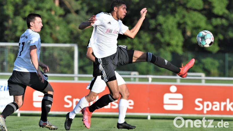 Jamal Dubois (rechts) und Patryk Bytomski im Angriffsmodus: Die SV Grafenwöhr muss beim stark abstiegsgefährdeten SV Kulmain gewinnen, um die kleine Chance auf die Meisterschaft zu wahren. Bild: Büttner, Gerhard