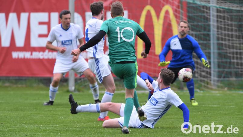 Das war der Treffer zum 1:1-Ausgleich für den FC Weiden-Ost: Noah Forster jagte das Leder vom Sechzehnereck ins Schnaittenbacher Tor. Bild: Büttner, Gerhard