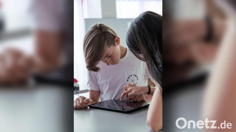 Digitale Medien gehören mittlerweile zum alltäglichen Leben von Kindern und Jugendlichen. Umso wichtiger ist es, sich sowohl der Chancen, aber auch der Risiken der Nutzung bewusst zu sein. Symbolbild: djd/Teachtoday