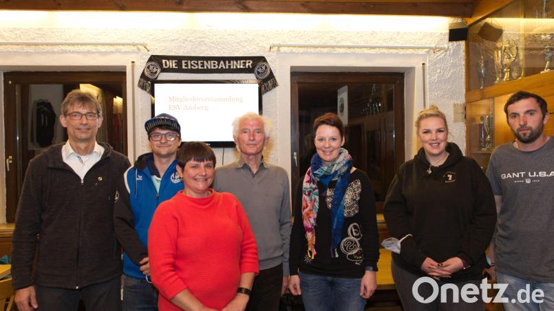 Der ESV-Vorstand mit den Verantwortlichen der Sparten (von links): Robert Schißlbauer, Philipp Bäumler, Sabine Bäumler, Bernhard Saurenbach, Bettina Baumgärtner, Juliane Piechatzek und Christoph Schuster. Bild: David Bäumler/exb
