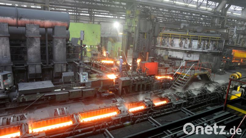 Blick in die Herzkammer des Rohrwerks Maxhütte mit der Stoßbank: Noch verbraucht das energieintensive Stahlwerk massig Gas - das Konzept vom &quot;grünen Stahlwerk&quot; wäre ein Signal für die Zukunft. Bild: ige