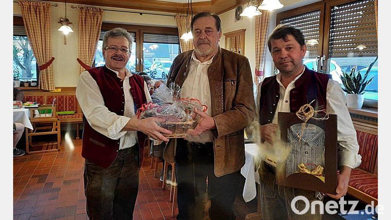 Helmut Schreiber (Mitte) feierte seinen 80. Geburtstag. Johann Posset (links) und Michael Ebnet überbrachten die Glückwünsche der Grenzlandblaskapelle. Bild: Anke Schreiber/exb