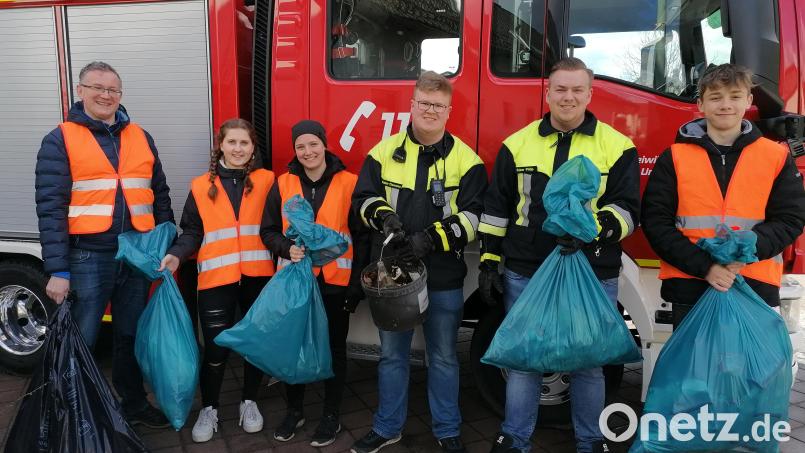 Eine ganze Menge Müll hatte sich in den Straßengräben um Unterauerbach angesammelt. In verschiedenen Trupps säuberten die Jugendfeuerwehrler nun gemeinsam die Straßengräben. Bild: ga