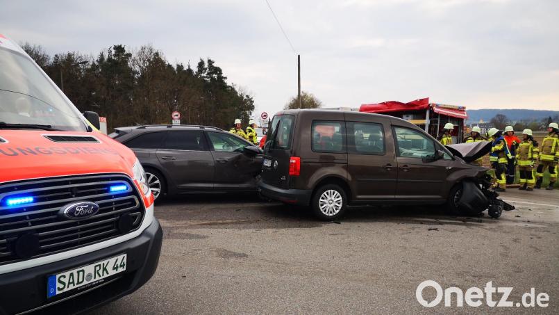 An dem Unfall auf der Kreuzung bei Dachelhofen waren zwei Autos beteiligt. Die Fahrerin des sehr stark beschädigten VW Caddy (vorne) musste ins Krankenhaus gebracht werden. Bild: Thomas Dobler