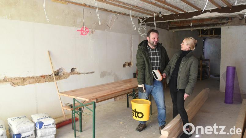 Colette und Christian Ertl sind schon fleißig am Renovieren. Am Marktplatz 34, wo Albert Klein jahrzehntelang Fernseher verkaufte, wird das Ehepaar ein Wirtshaus einrichten. Unter anderem werden Wildbrotzeiten auf der Speisekarte stehen. Bild: Gabi Schönberger
