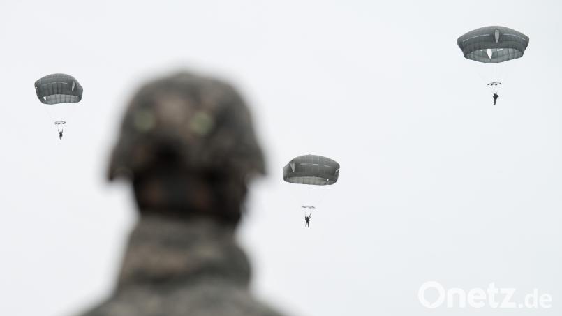 Auch einen solchen Fallschirm der US-Armee, hier benutzt von US-Fallschirmspringern bei einer Übung auf dem Truppenübungsplatz Grafenwöhr, soll der Angeklagte gestohlen oder gehehlt haben. Bild: Armin Weigel