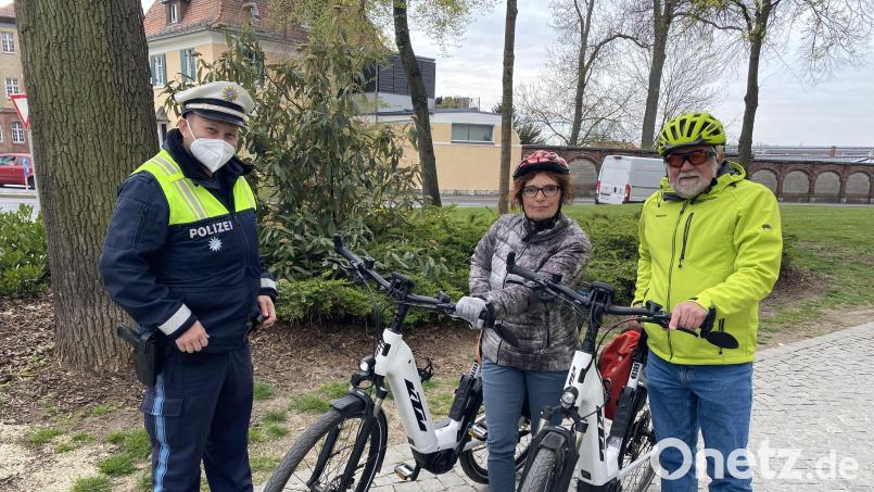 Helm auf, Rad verkehrssicher: So wie diese beiden E-Biker gehört es sich. Bei einer Schwerpunktkontrolle für Fahrradfahrer haben Amberger Polizisten jedoch auch "schwarze Schafe" belehrt. Bild: Polizei Amberg/exb