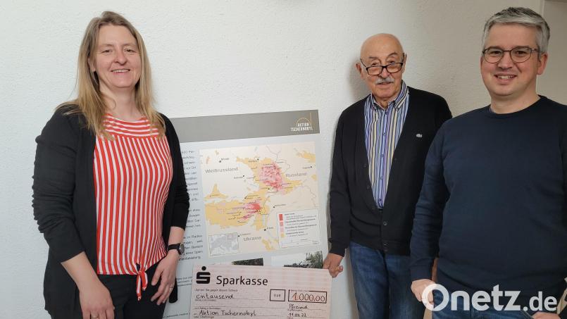 Aus den Erlösen des Babybasars und der Kleidersammlung übergaben Sabrina Hösl (links) und Georg Hirmer (rechts) eine Spende in Höhe von 1000 Euro an die &quot;Aktion Tschernobyl&quot; von Josef Ziegler (Mitte). Bild: hir