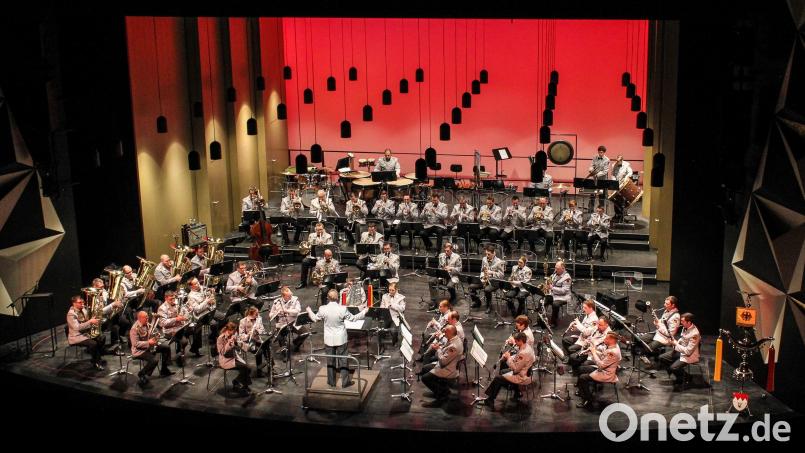 In großer Besetzung gastiert Freitag, 29. April, das Heeresmusikkorps Veitshöchheim mit einem Benefizkonzert im ACC. Karten dafür gibt es nur im Vorverkauf. Bild: Bundeswehr/exb