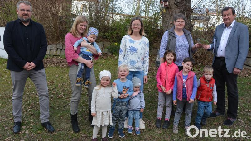 Eine Spende in Höhe von 820 Euro für die Ukraine-Hilfe überreichte die Krabbelgruppe Leonberg an den Lions-Club Tirschenreuth. Bei der Übergabe des Geldes mit dabei waren (von links) Lions-Präsident Volker Höcht, Daniela Malzer, Kerstin Voith, Krabbelgruppe-Leiterin Monika Bauer und Franz Göhl. Bild: jr