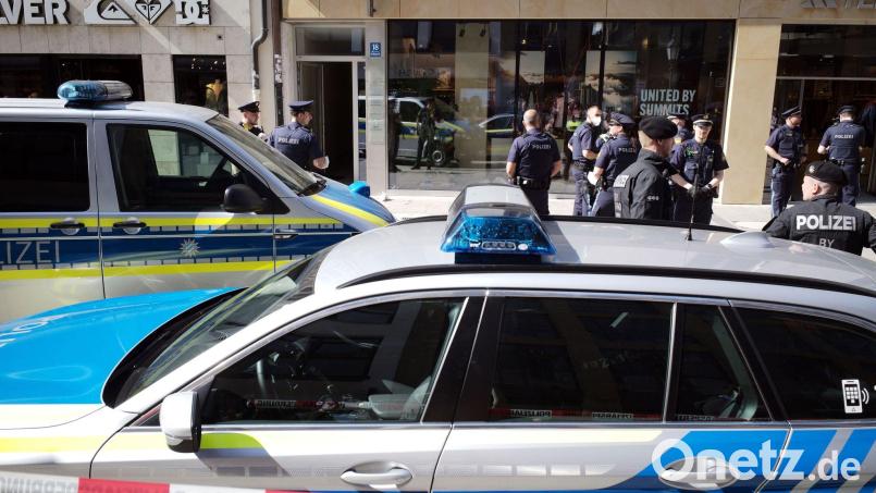Polizisten sind in der Münchner Innenstadt im Einsatz. Bild: Peter Kneffel/dpa