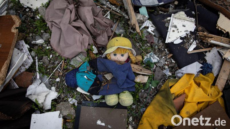 Eine Puppe liegt zwischen Trümmern. Schon die Flucht allein kann ein traumatisierendes Erlebnis sein, sagt Traumatherapeutin Heidi Bogenberger. Bild: Alex Chan Tsz Yuk/SOPA Images via ZUMA Press Wire/dpa