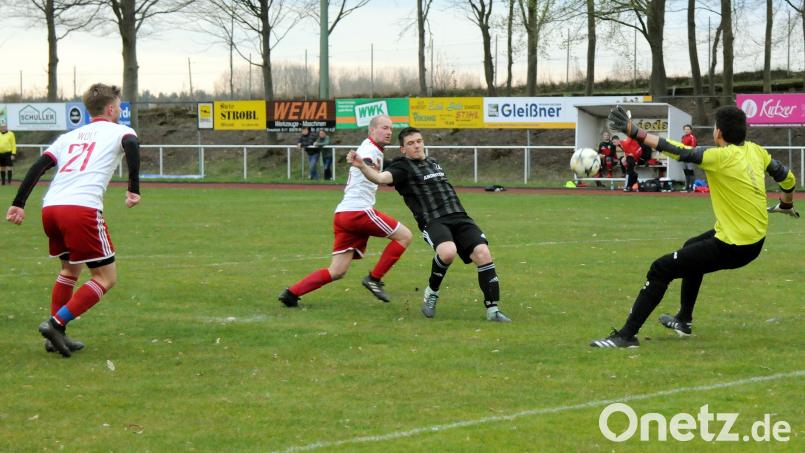 Das Stiftlandderby zwischen der SpVgg Wiesau und dem TSV Konnersreuth endete torlos. Hier scheitert der Konnersreuther Jonas Baumgärtner (schwarzes Trikot) am Wiesauer Torwart Flavio de Sousa. Bild: heh