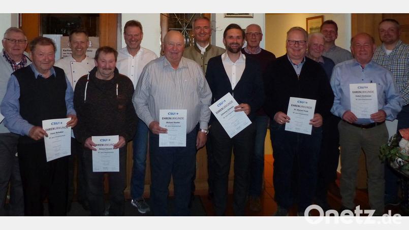 Der CSU-Ortsverbands Lintach-Pursruck ehrt langjährige Mitglieder (von links): Helmut Fritsche sen., Franz Rehaber, Stefan Rehaber, Richard Amann, Bürgermeister Alwin Märkl, Michael Hassler sen., Kreisvorsitzender Harald Schwartz, der neue Kassier Johannes Schwarz, Werner Fruth, Alfred Zimmermann, Philipp Schwab, Vorsitzender Peter Göbl, Hubert Donhauser und der neue Vize Benjamin Weiß. Bild: Tobias Göbl