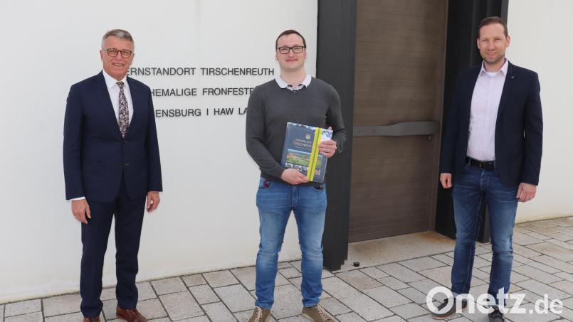 Franz Stahl (links) und städtischer Bildungskoordinator Harald Eckstein (rechts) verabschiedeten Studienkoordinator Armin Egentenmeier (Mitte). Bild: Stadt Tirschenreuth/exb