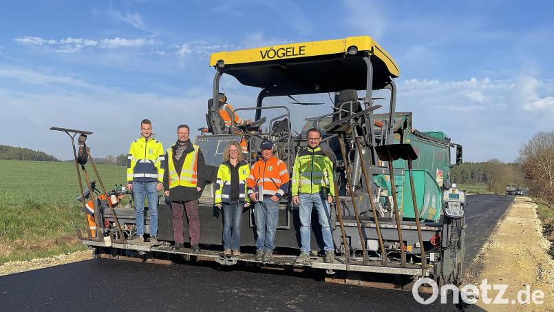 Der Ausbau der beiden Gemeindeverbindungsstraßen in Hohenburg liegt gut im Zeitplan. Darüber freuen sich (von links): Bauleiter Michael Weizer, Bürgermeister Florian Junkes, Christine Weidinger, Sergeij Schimpf und Georg Rumpler. Bild: bö