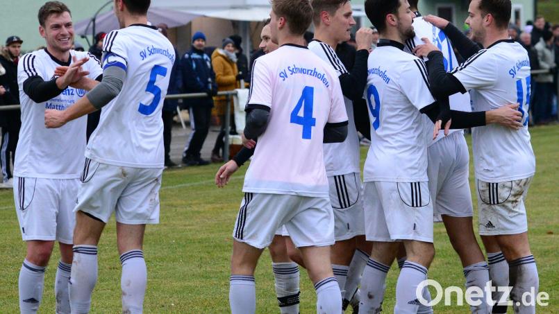 Der SV Schwarzhofen hatte zuletzt wieder Grund zum Jubeln. Gegen das abgeschlagene Schlusslicht DJK Ensdorf soll der nächste Schritt zum Klassenerhalt getan werden. Bild: mhs