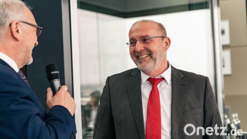 Christoph Brüssel, Vorstandsvorsitzender der Stiftung Senat der Wirtschaft (links), gratuliert Wolfgang Häckl zur Ernennung. Bild: Senat der deutschen Wirtschaft/exb