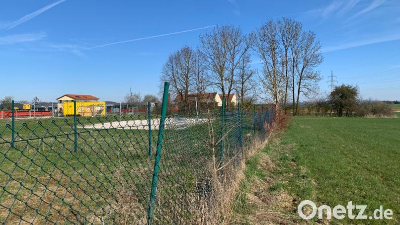 300.000 Euro stehen im Haushalt 2022 für eine Freizeitanlage bereit, die im Anschluss an das Areal des Wertstoffhofs und des jetzigen Beachvolleyballfelds in Edelsfeld entstehen soll. Bild: dhi