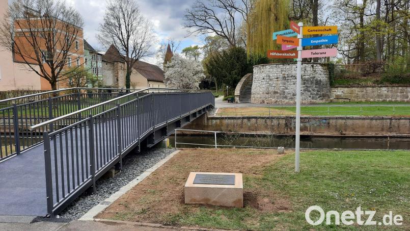 Der Vilssteg ist endlich fertig. Im Boden ist die neue Gedenktafel zu sehen. Bild: Valentin Berschneider, Stadt Amberg/exb