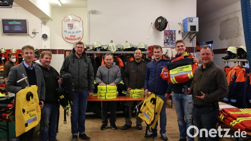 Bürgermeister Albert Geitner (links) übergibt die Ausrüstungsgegenstände an die Kommandanten der Feuerwehren in der Gemeinde Ursensollen. Bild: egl