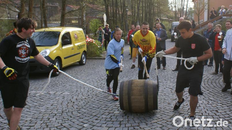 Das Bierfassrollen hat in Störnstein eine jahrelange Tradition. Nach zwei Jahren Corona-Pause darf das Bierfass am Samstag wieder rollen. Archivbild: arw