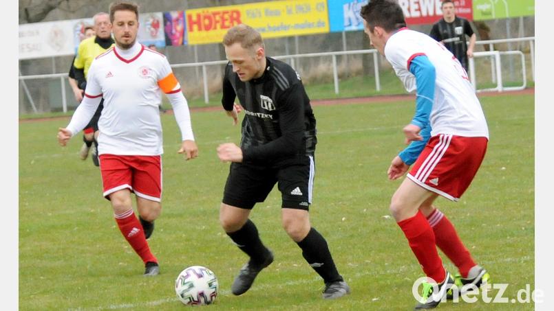 Kein Durchkommen gab es am Donnerstagabend für die Konnersreuther Offensivabteilung um Tobias Plaß (Mitte): Die Wiesauer (Matthias Männl, links, und Tim Bächer) ließen im Nachholspiel nichts zu. Nun gastiert der Spitzenreiter SG Schwarzenbach/Förbau in Konnersreuth. Bild: heh