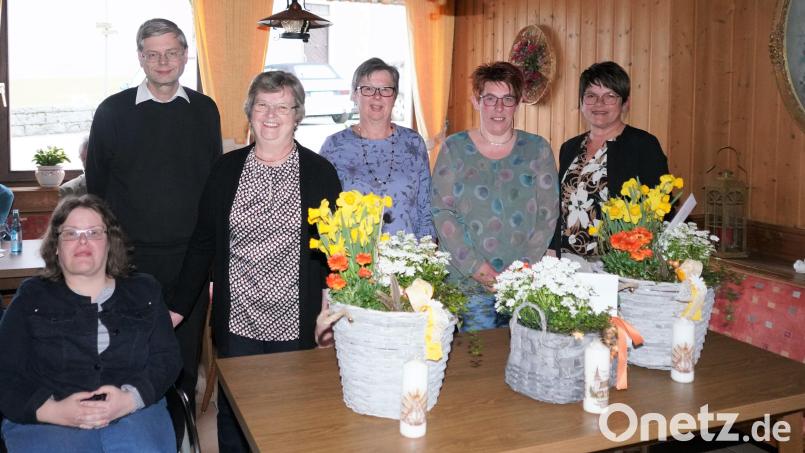Tanja Müller, Pfarrer Norbert Götz, Gerlinde Müller, Ingrid Troidl, Birgit Bocka und Pfarrgemeinderatssprecherin Birgit Bergmann (von links) bei der Verabschiedung Bild: fvo