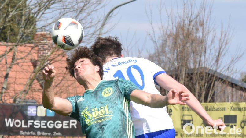 David Dobras (links) und der SV Mitterteich werden sich am Samstag bei der SG Quelle Fürth mächtig strecken müssen, wenn sie ihren Positivlauf der letzten Wochen auch beim Spitzenreiter fortsetzen wollen. Archivbild: Gebert