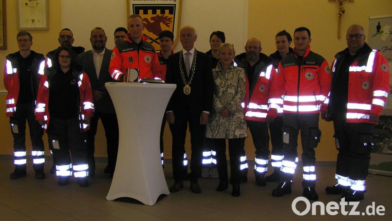 Bereitschaftsgruppenleiter Kilian Fraunholz von der Gruppe Armesberg (am Rednerpult) dankte allen Helfern für ihren unermüdlichen Einsatz. Bürgermeister Peter König (Siebter von rechts), Dritte Bürgermeisterin Erni Bühl (Fünfte von rechts) sowie Zweiter Bürgermeister Oliver Becher (Vierter von links) sprachen ihm und den Mitgliedern der BRK-Bereitschaft ihren Dank aus. Bild: öt