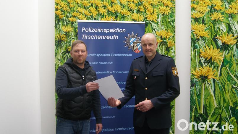 Der Leiter der Polizeiinspektion Tirschenreuth, Günther Burkhard, (rechts) überreichte Stefan Diez das Anerkennungsschreiben des Polizeipräsidenten der Oberpfalz, Norbert Zink. Bild: Polizeiinspektion Tirschenreuth/exb