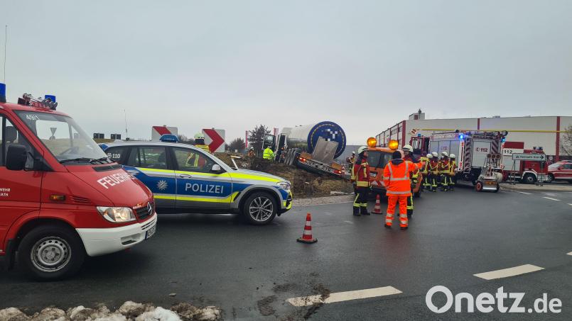 Die Zahl der Verkehrsunfälle ist 2021 deutlich angestiegen. 723 Mal musste die Polizeiinspektion Kemnath ausrücken. Der Unfall mit einem Lastwagen auf dem „Hegele“-Kreisverkehr im Januar geht in die Statistik 2022 ein. Archivbild: rw