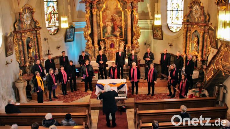 Der Kirchenchor Thanstein hat unter der Leitung von Richard Waldmann ein musikalisches Friedensgebet in der Pfarrkirche Thanstein vorgetragen. Bild: mnt