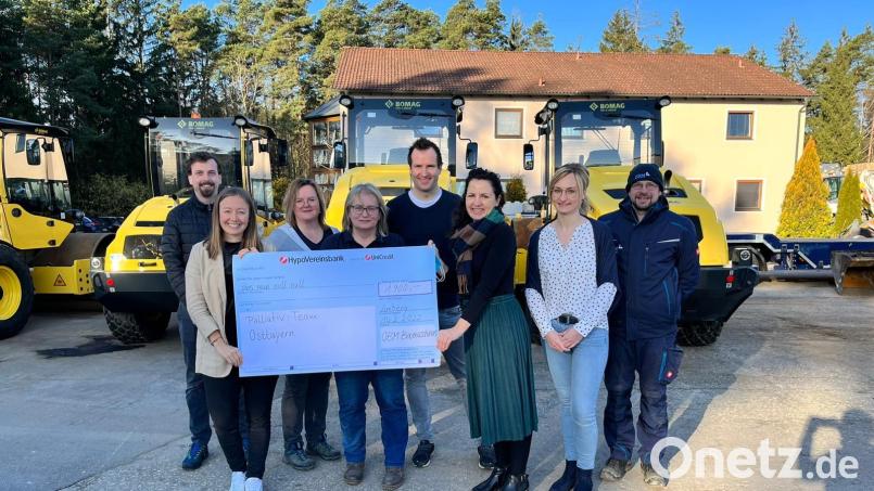 OBM-Geschäftsführerin Maria Obermeier (links vorne) übergab im Beisein einiger ihrer Mitarbeiter den Spendenscheck. Bild: Klinikum/Heimburger/exb