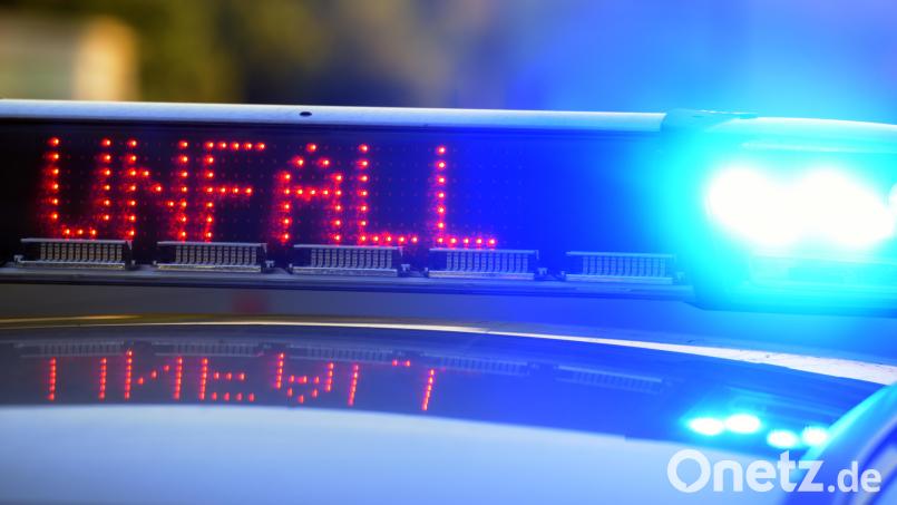 Ersthelfer haben zwei Frauen nach einem Frontalunfall vermutlich das Leben gerettet. Bild: Stefan Puchner/dpa