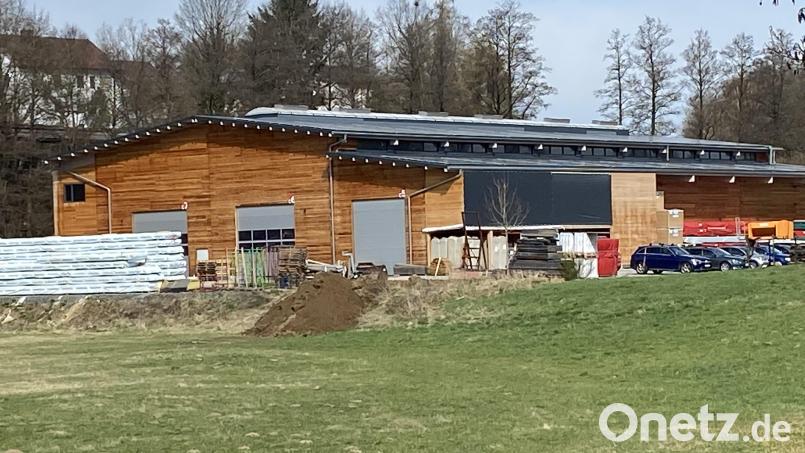 Die Firma Riedl Holzbau in Waldthurn will expandieren. Anwohner haben nun befürchtet, dass der Bau schon ohne Genehmigung starten könnte. Die Erdaufschüttung im Vordergrund ist jedoch im Rahmen des Erlaubten, sagt das Landratsamt. Bild: Werner Beierl/exb