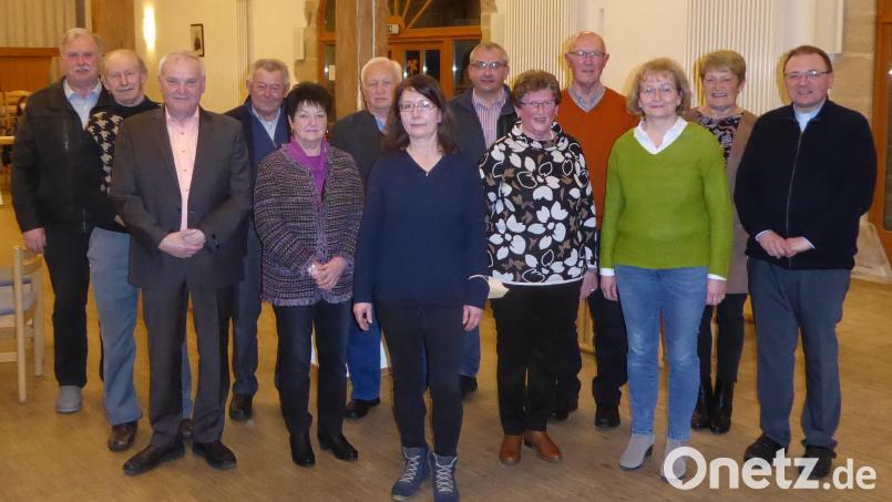 Die Geehrten und die Ehrengäste (von links) Albert Sollfrank, Simon Melzner, Bürgermeister Günter Kopp, Franz Bäuml, Christa Dietl, Karl Dietl, Teamsprecherin Christine Sollfrank, Gerhard Reger, Ingrid Hofmann, Josef Hofmann, Brigitte Reger, Otti Schönfelder und Pfarrer Markus Bruckner. Bild: Heribert Griener/exb