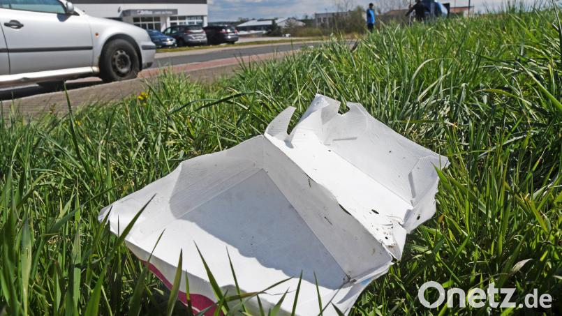 Die Wilhelm-Maybach-Straße wird oft und gerne von jungen Autofahrern aufgesucht. Neben dem Lärm belastet die Anwohner auch der Müll, der danach in der angrenzenden Wiese herumliegt. Bild: Gabi Schönberger