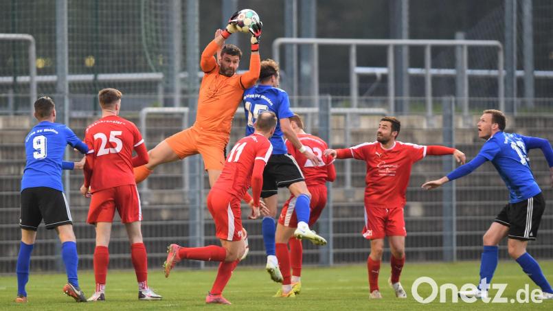 Gästetorwart Ladislav Caba machte eine überragende Partie ab und fängt in dieser Szene einen Weidener Flankenball ab. Die SpVgg SV Weiden blieb im Freitagspiel ohne Punkte. Bild: Büttner, Gerhard