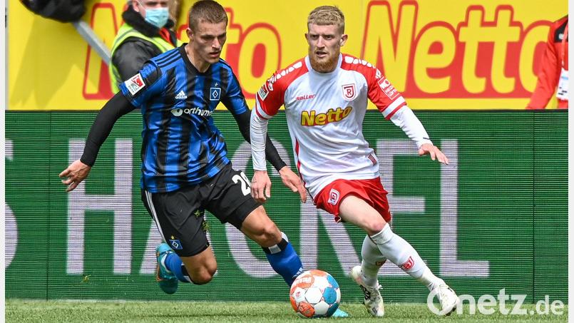 Regensburgs Jan-Niklas Beste (rechts) wird von Miro Muheim (HSV) verfolgt. Bild: Armin Weigel/dpa