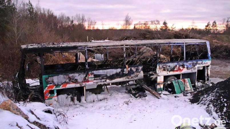 So präsentierte sich der Übungsbus am 2. Januar nach dem Löscheinsatz der Feuerwehr: Das Gefährt brannte vollständig aus, nachdem es zuvor von Kindern angezündet worden war. Archivbild: jma