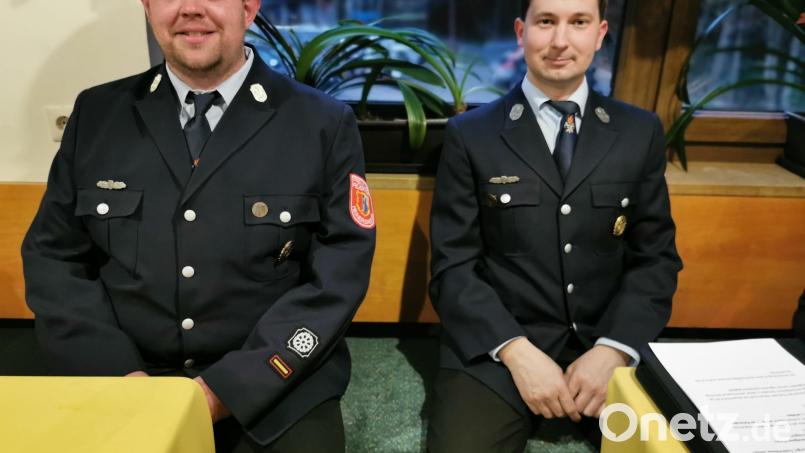 Feuerwehr-Kommandant Markus Helldörfer (links) und -Vorsitzender Matthias Friedl, der auch für den entschuldigten Kapellenvereinschef Manfred Schaller über die Ukraine-Aktion berichtet, halten in der Jahreshauptversammlung Rückschau und erläutern ihre Pläne für die Zukunft. Bild: hzi