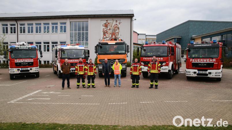 Hauptamtsleiter Wolfgang Roggenhofer, Rudi Schüller, Michael Reindl (beide FF Haselmühl, Bürgermeister Roland Strehl, Fahrer Bauhof-LKW Norbert Schlosser, Daniel Pohl und Alwin Holzner (beide FF Kümmersbruck) Bild: egl