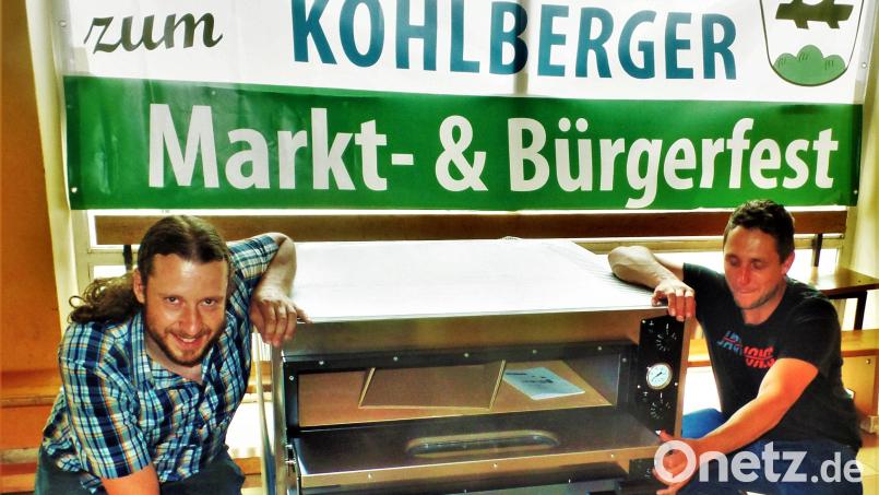 Der neue Pizzaofen wartet schon seit Monaten auf seinen ersten Einsatz. Beim Bürgerfest am 17. Juli ist es soweit. Christoffer Oppenkowski (rechts) und Michael Lehner, die Vorstände der Vereinsgemeinschaft, brennen darauf, dort leckere Pizzen zu genießen. Bild: jml