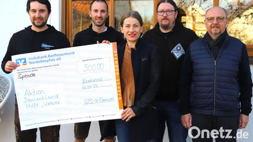 Die &quot;Hohlweglauerer&quot; Patrick und Chris Beßenreuther (von links) verzichten auf ihre Gage. So stemmte der SPD-Ortsverein Etzenricht eine Spende von 500 Euro an die Ukrainehilfe. Bild: war